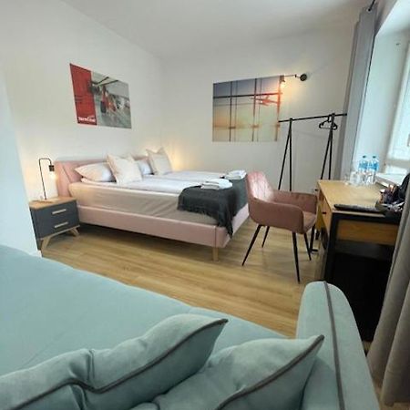 Terminal Family Airport Hostel Poznań Kültér fotó