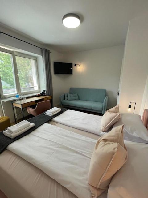 Terminal Family Airport Hostel Poznań Kültér fotó