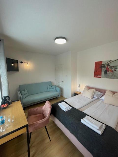 Terminal Family Airport Hostel Poznań Kültér fotó